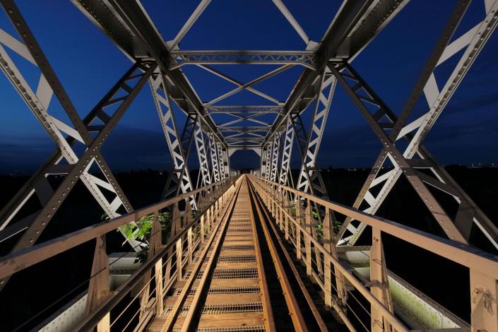 「點亮幸虎.百年糖業再造」以永續觀光及提昇雲林夜間觀光亮點的初心，營造百年鐵橋新亮點，活化歷史古蹟