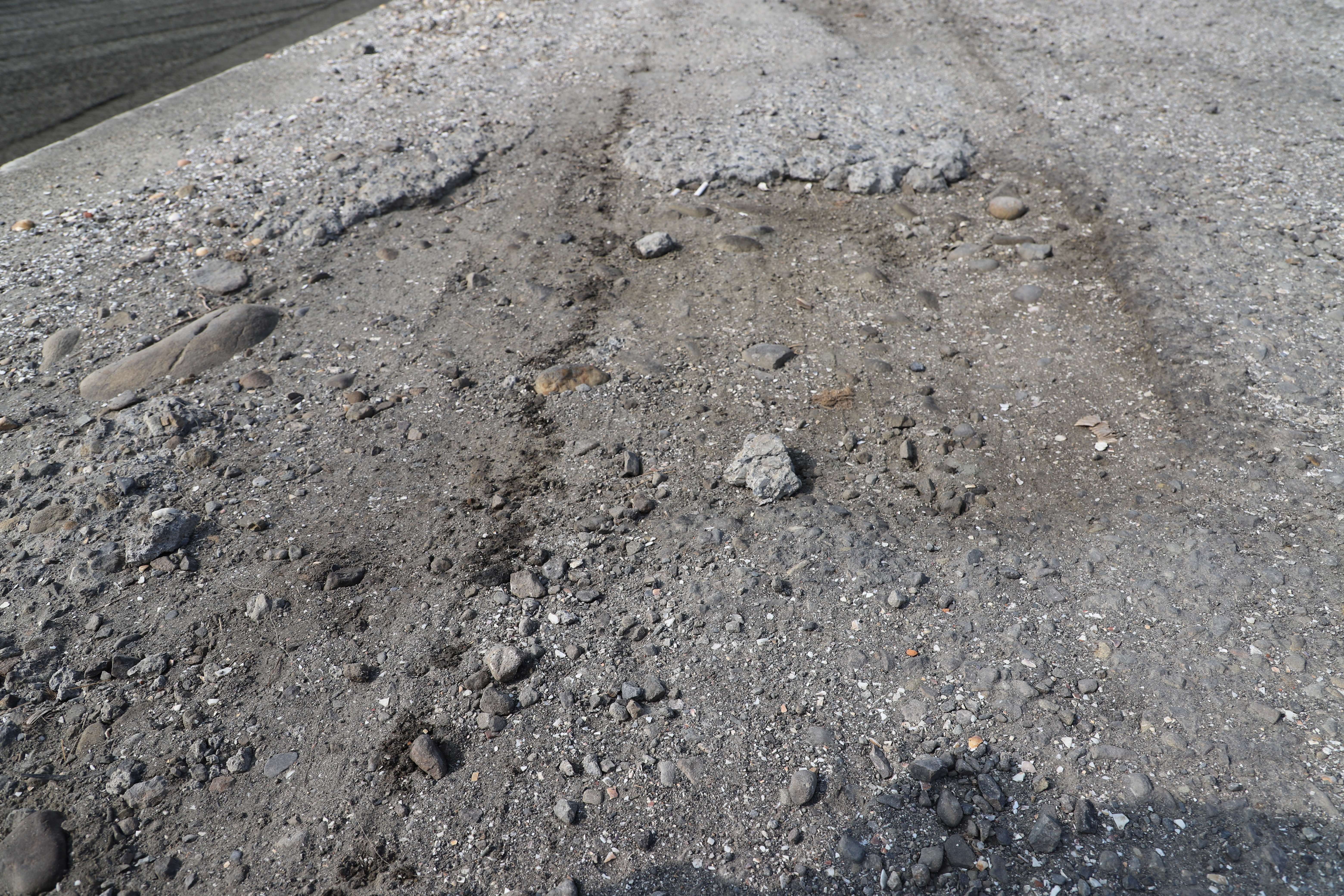 口湖鄉宜梧大排兩側堤岸道路路面嚴重破損