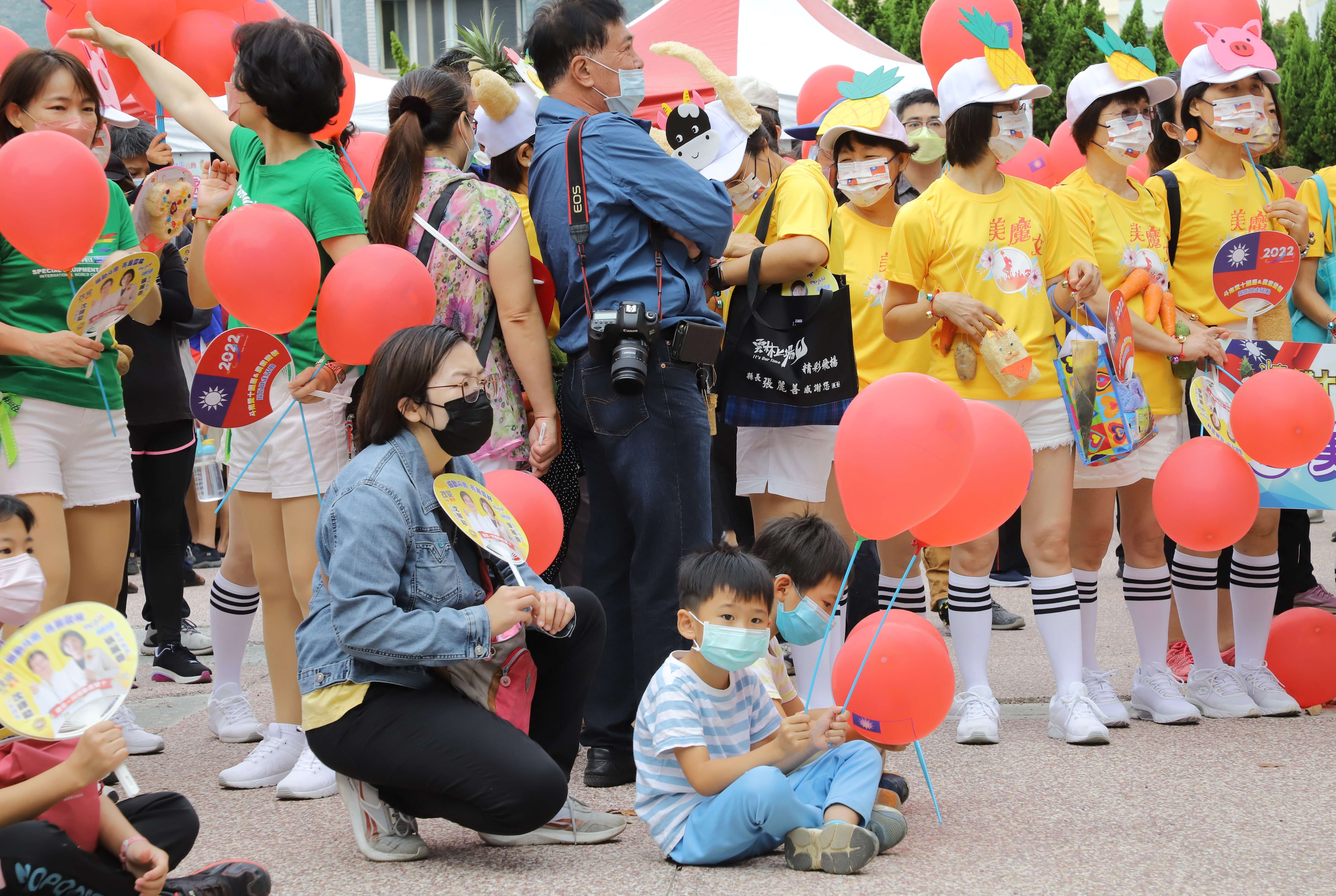 斗南公所舉辦雙十國慶活動,不少家長帶著孩子參與,感受國慶氛圍。