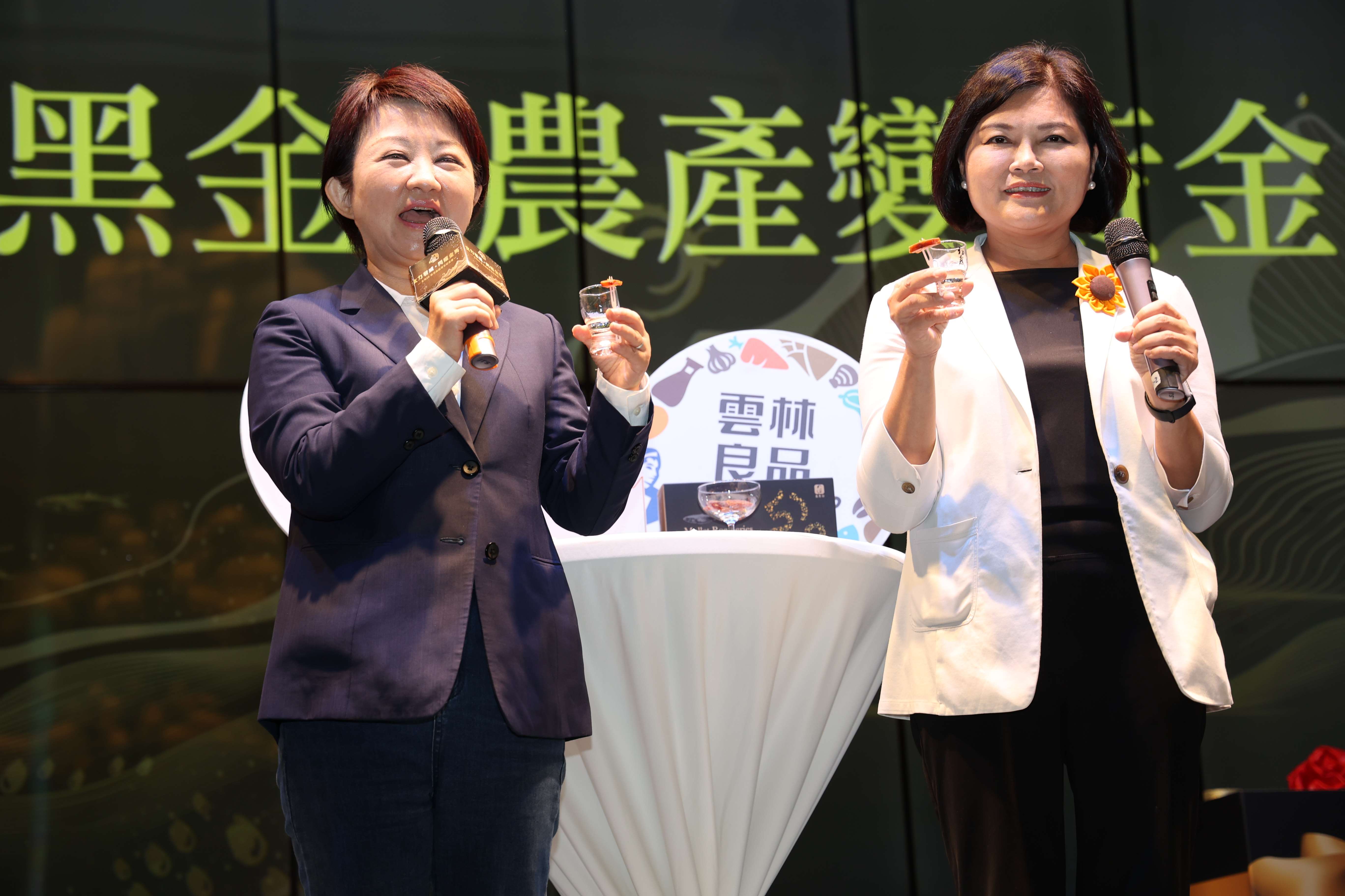 美酒配黑金 農產變黃金,兩縣市攜手行銷「雲濤海寶」與「初霧燒酎」金馬59聯名禮品,不只獲金馬獎採用,也介紹全國民眾品嘗