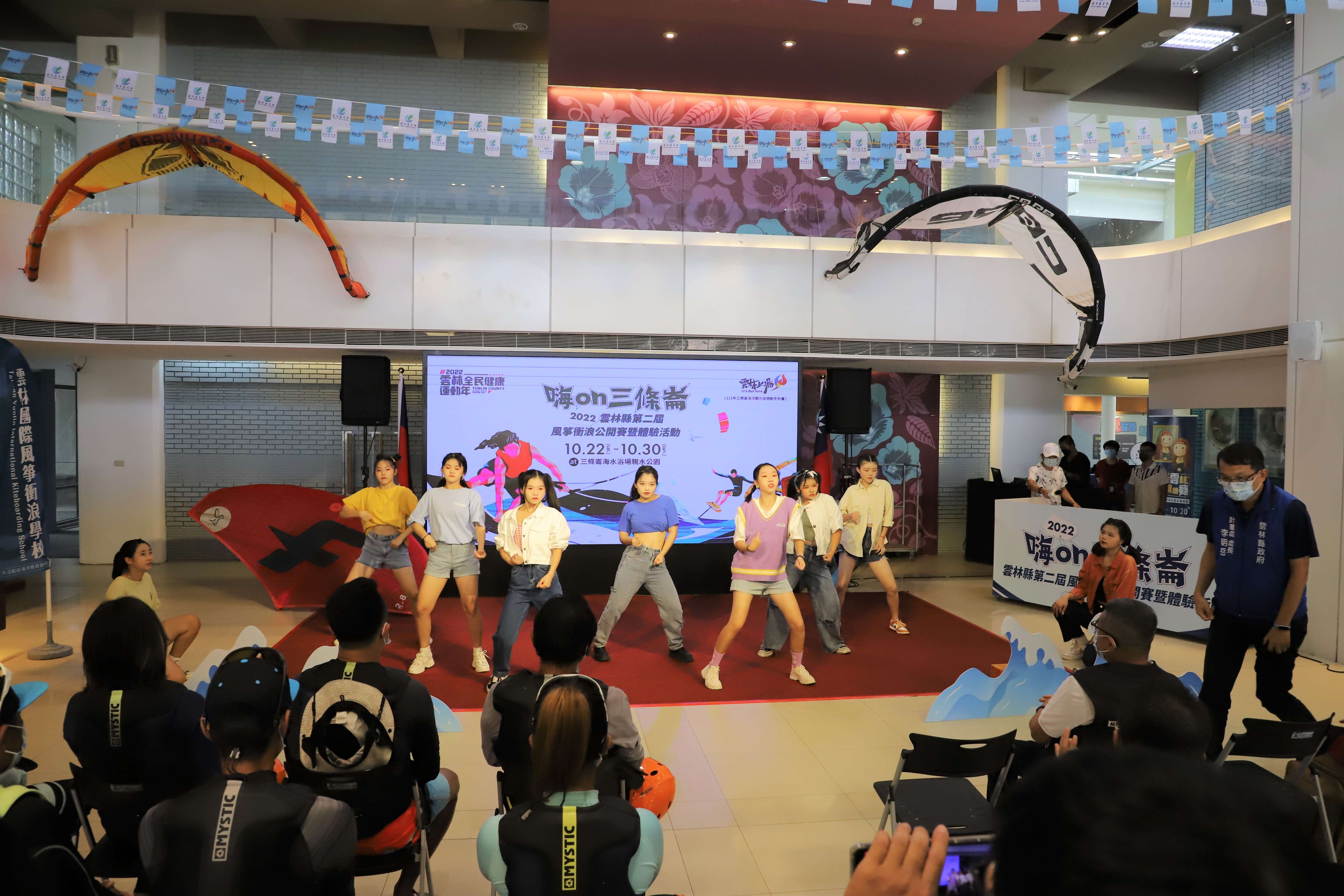 四湖鄉文生中學熱舞社帶來精采表演為記者會炒熱氣氛。