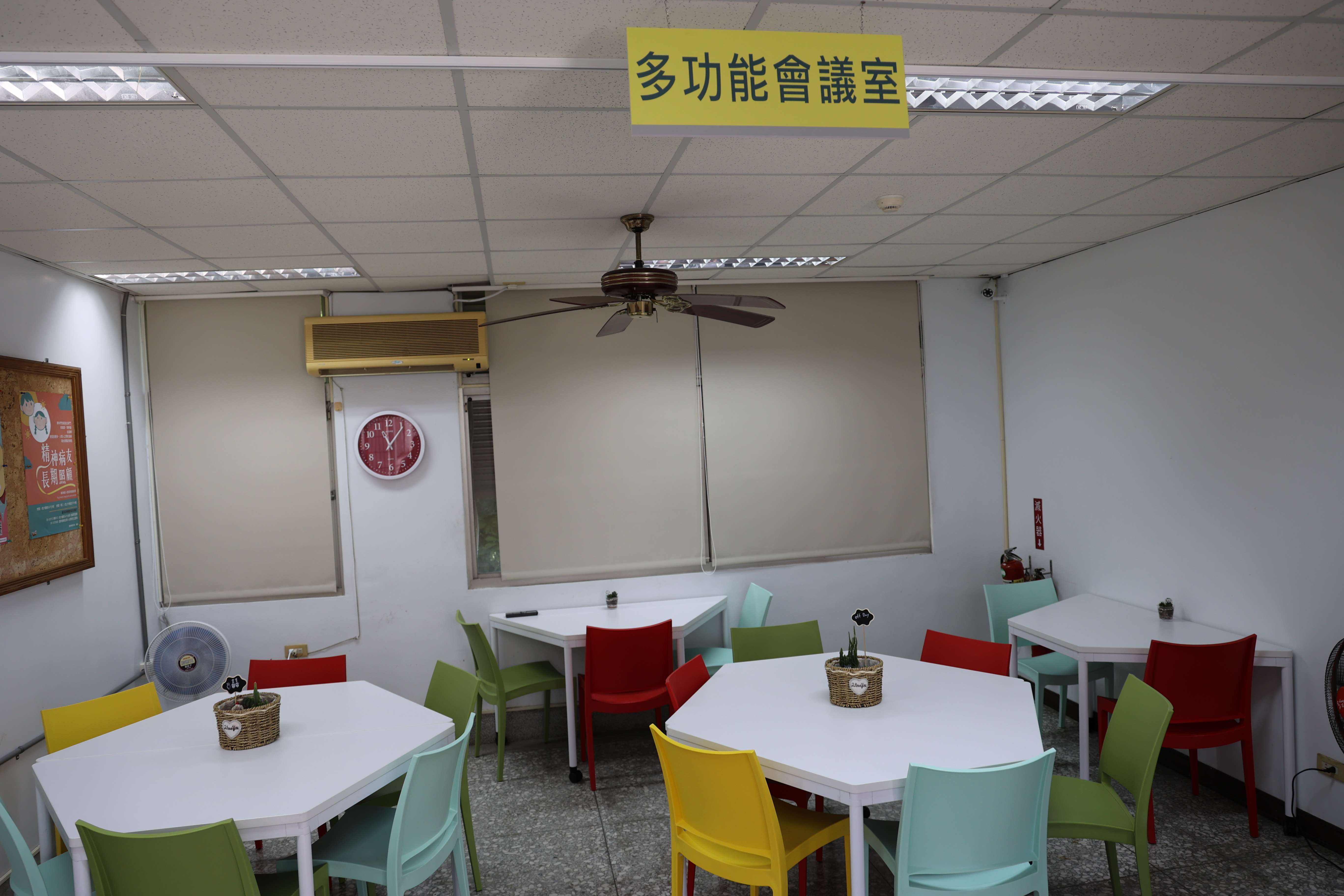 二崙鄉社區心理衛生中心設有多功能會議室、個別諮商空間