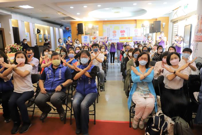 雲林縣「歲月療天室」今日啟用，許多婦女團體都到場參與，氣氛熱鬧。