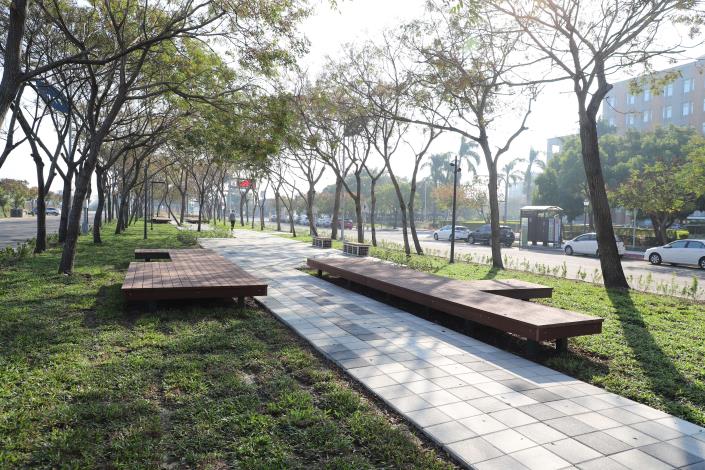 高鐵綠園道全線的鋪面規劃並增設座椅供縣民休憩。