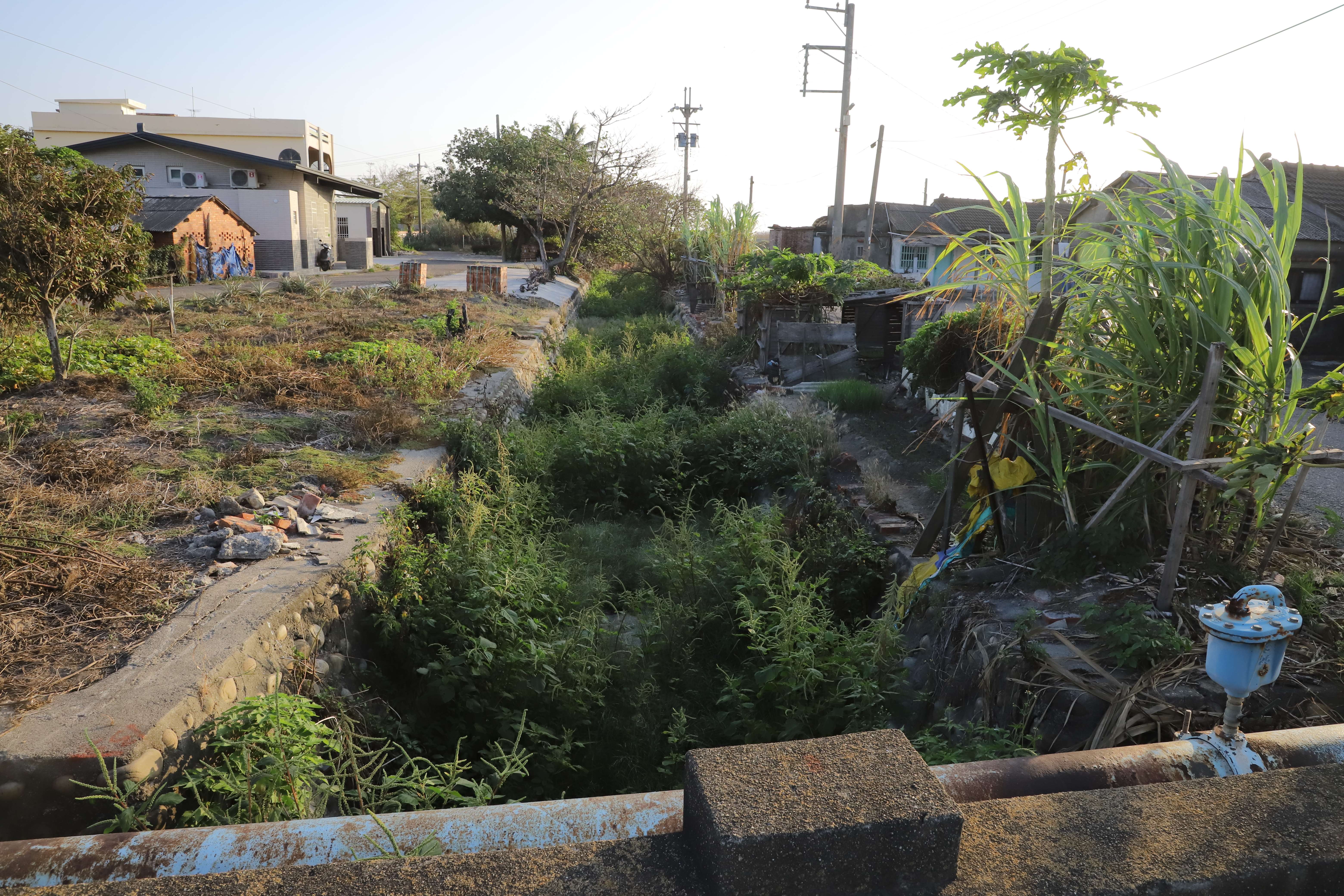 蚵寮社區西側既有排水未改善完竣，在防汛期間容易造成沖刷潰堤，影響住戶安全。