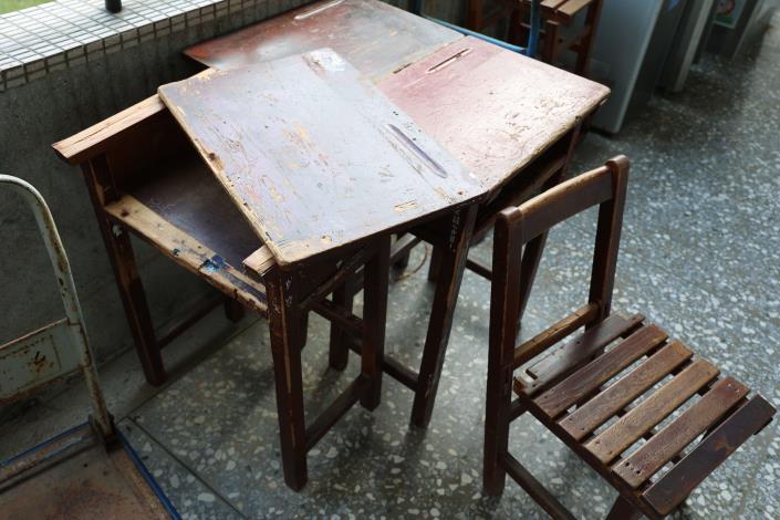 學校課桌椅破損不堪，縫縫補補、修了再修，影響學生上課學習品質