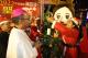張縣長寫下祈願「眾生平安幸福，健康喜樂」掛在聖誕樹上。
