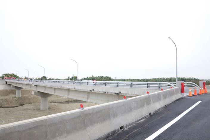 新善諸橋不僅加長也加寬，並藉由引道延伸降低對周邊道路之影響，增加交通的舒暢性。
