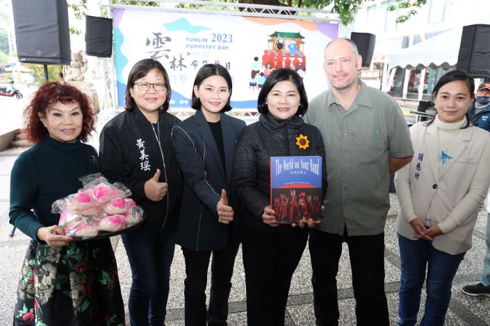 《世界在掌上:臺灣布袋戲傳習中心&美國西北木偶中心》特展專書，讓民眾能對世界偶戲及臺灣布袋戲有進一步的連結