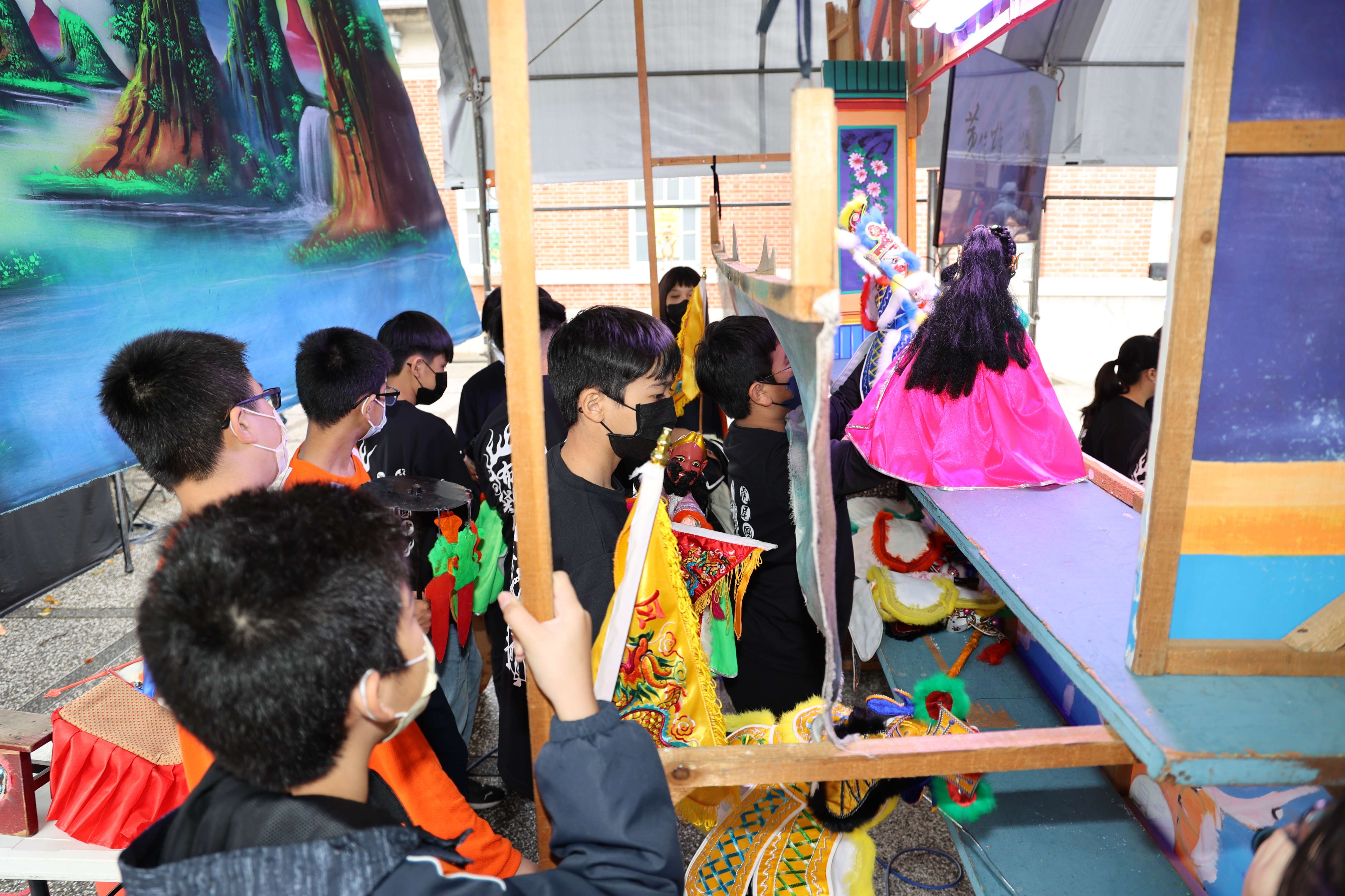 虎尾國中學生們以傳統鑼鼓的後場配樂搭配布袋戲演出，展現台灣布袋戲傳承與新活力，也象徵布袋戲技藝薪火相傳、生生不息