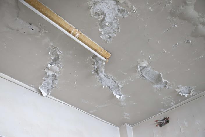 莿桐老人會日托中心屋頂漏水導致壁癌嚴重。