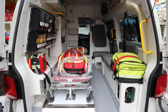 本次捐贈的高頂救護車比一般救護車有更多的操作及置物空間，可以讓救護人員在車內更便利、安全地執行進階的急救處置。