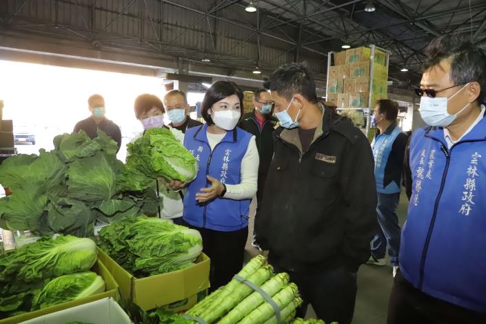 農曆春節將屆，張縣長今日前往西螺果菜市場視察，了解蔬果供應狀況。
