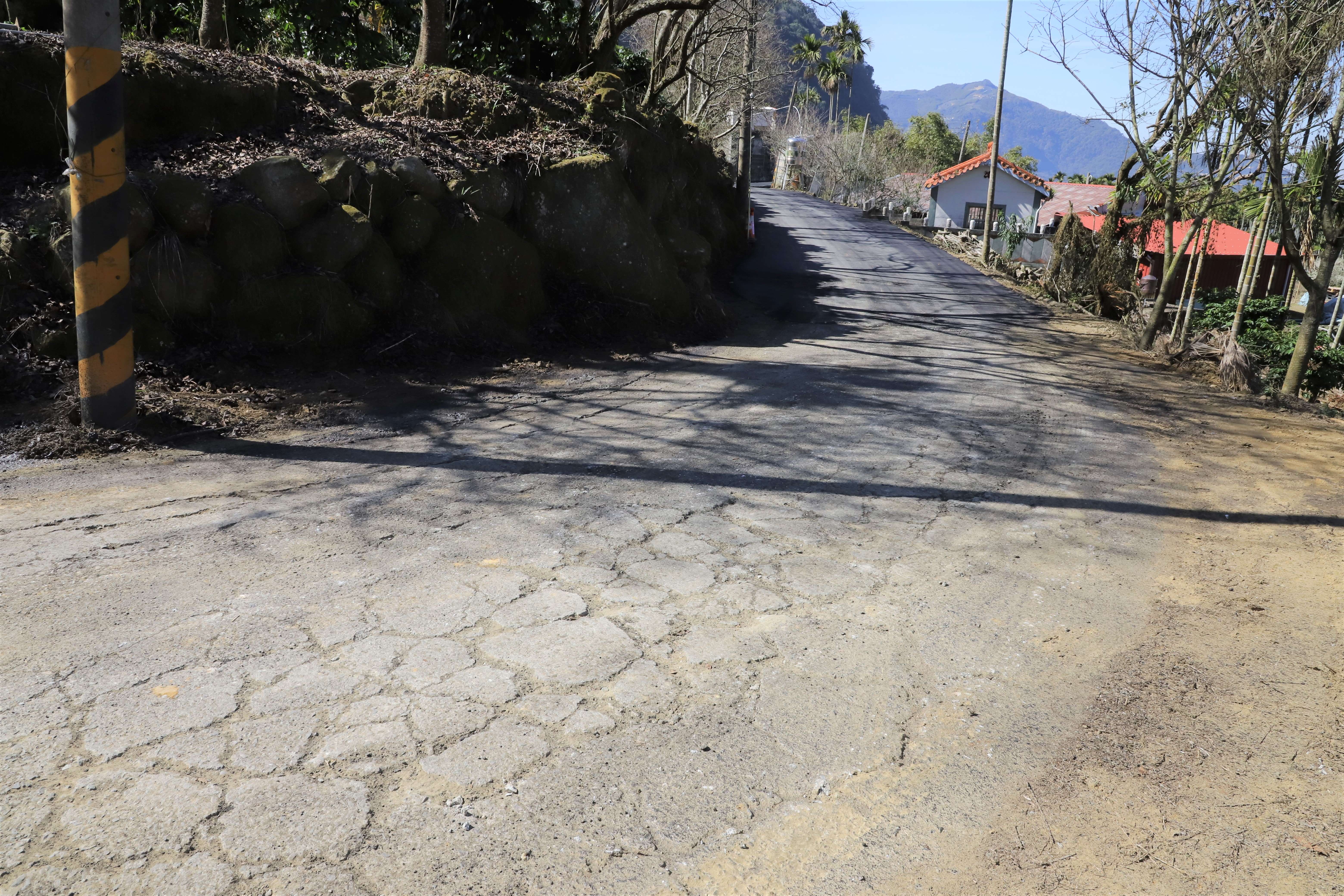 青山坪村里聯絡道路鋪面老化及龜裂嚴重。