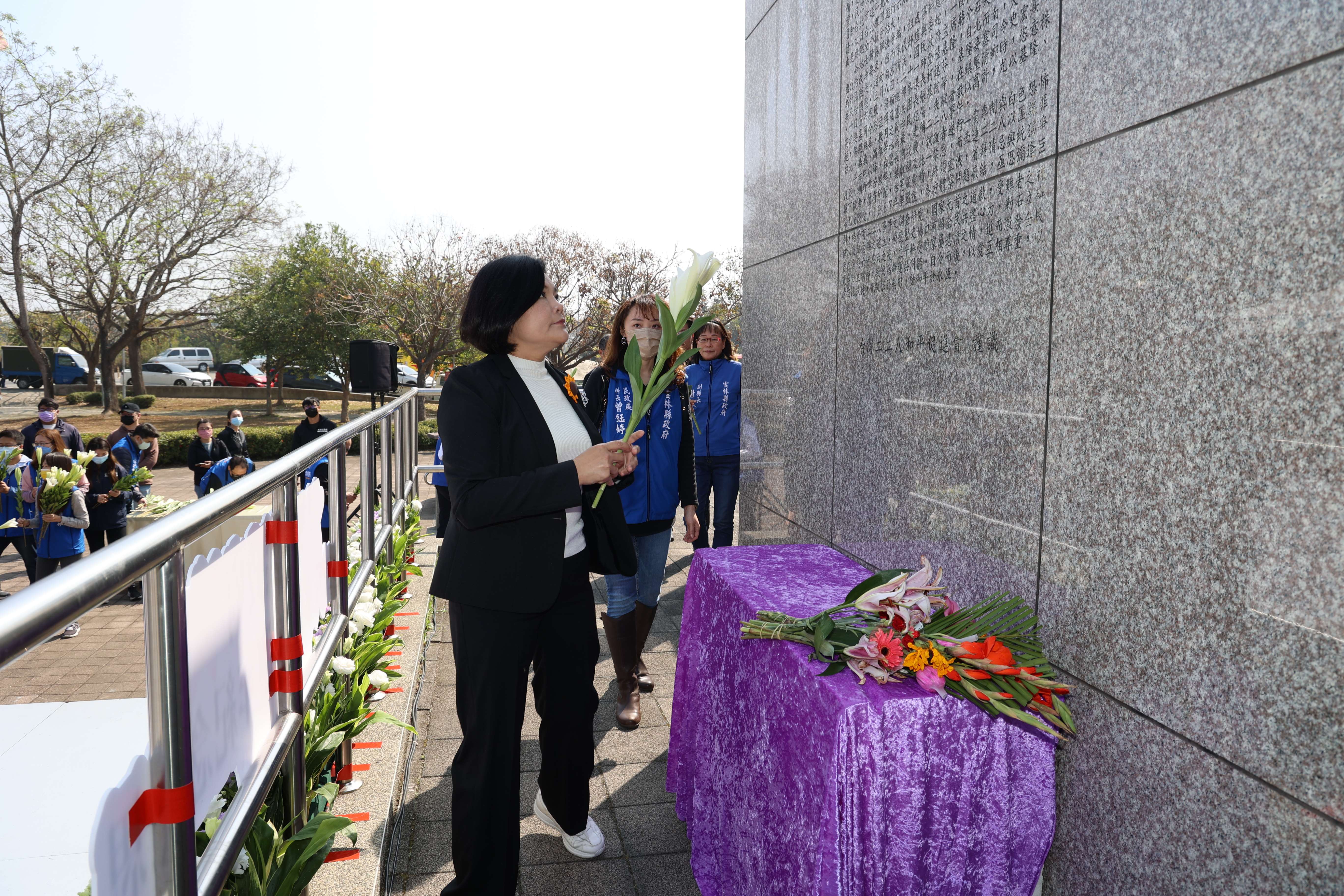 張麗善縣長引領受難者家屬、在場貴賓依序於碑前獻上百合鮮花，表達對二二八受難者追思
