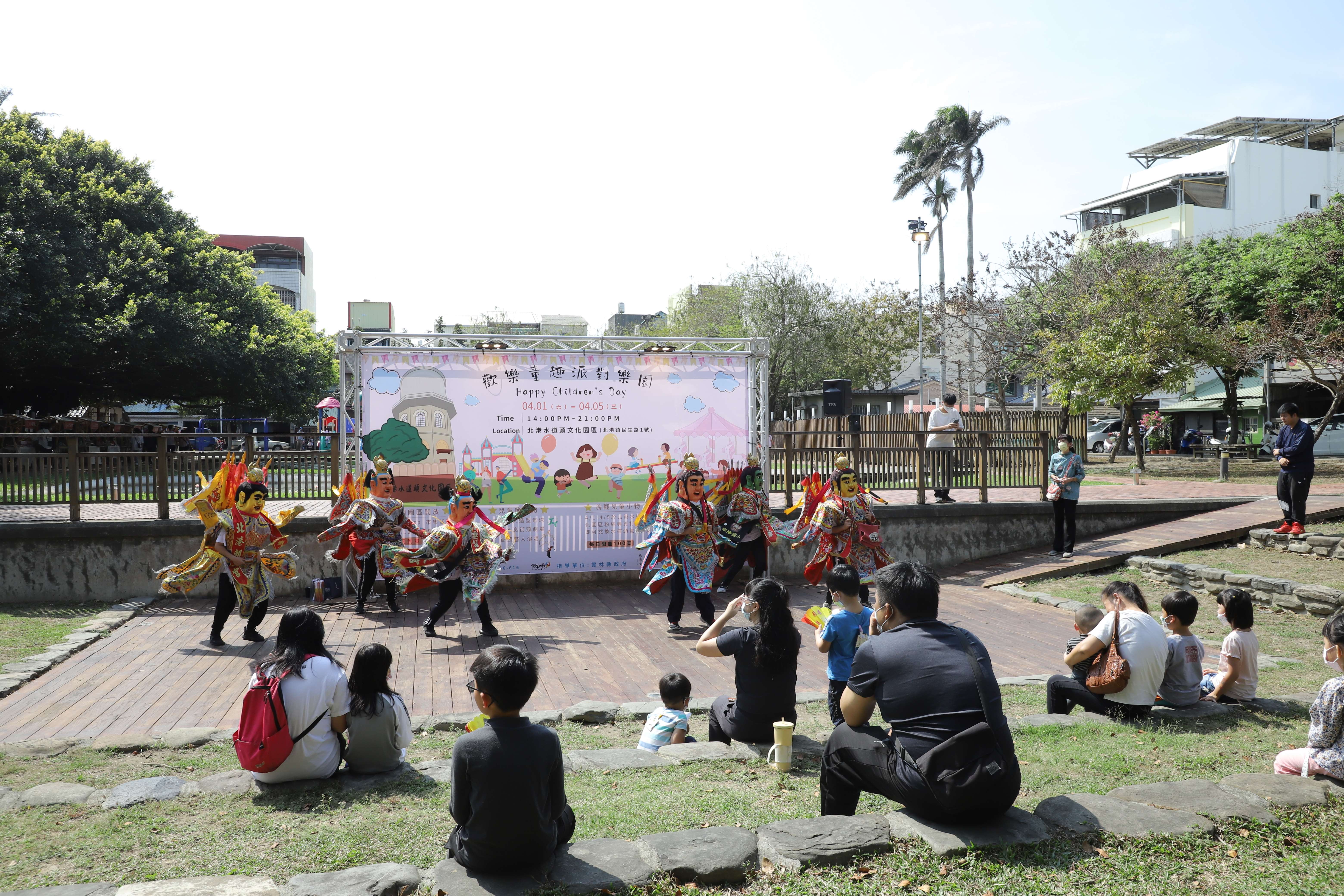 南陽國小學童帶來的電音三太子表演，為歡樂童趣派對樂園掀開序幕。