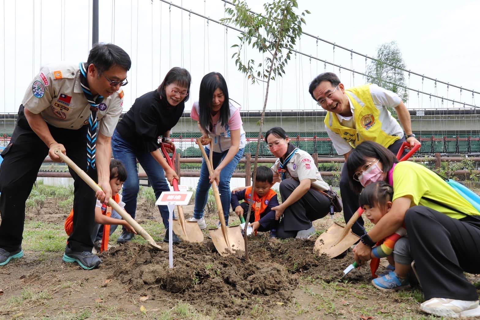 副縣長謝淑亞率縣府團隊與斗南鎮各級民意代表、企業及學童等一起植樹。