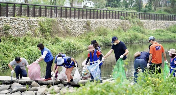 雲林縣環保局今日在雲林溪舉辦淨溪活動，大小朋友攜手撿垃圾，投入保護環境的行列。