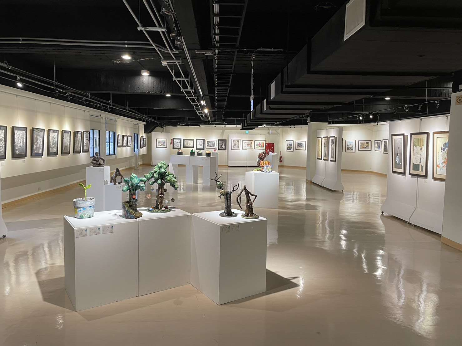東南國中第33屆美術班畢業成果展即日起至5/7文觀處展覽館2、3樓展出，歡迎民眾踴躍前往欣賞。