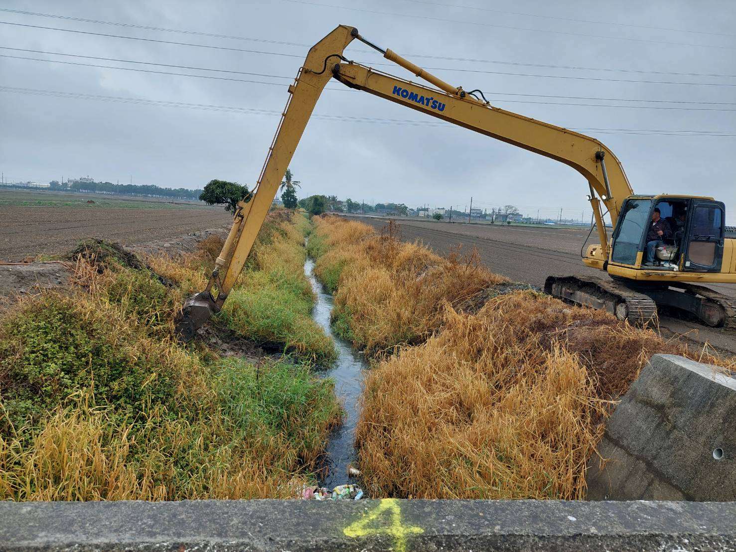 汛期將屆，雲林縣府加強清疏作業維持排水順暢，圖為田子林大排二清疏中。