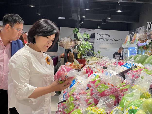 張縣長參觀馬來西亞超市，仔細觀察水果或是蔬菜的包裝、品質，瞭解台灣蔬果在馬國市場是否具有兢爭力。