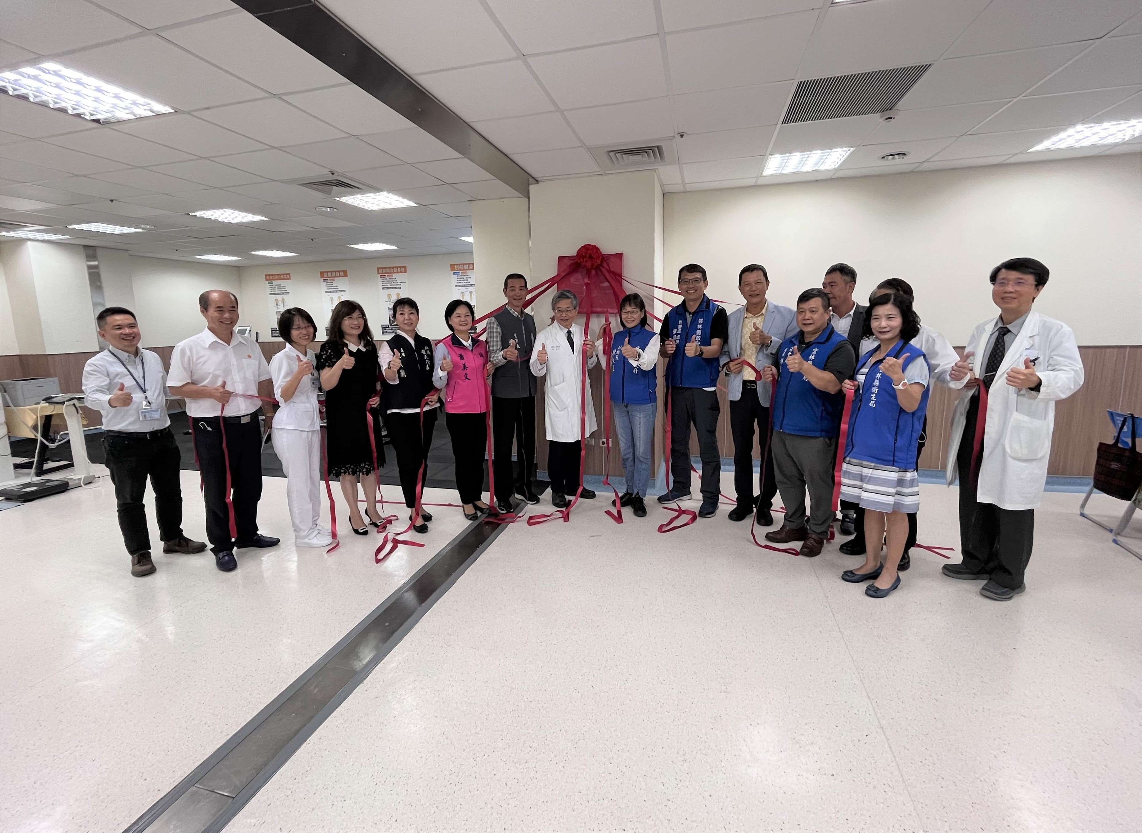 中國醫藥大學北港附設醫院銀髮俱樂部今由副縣長謝淑亞等人共同揭牌，啟動服務。