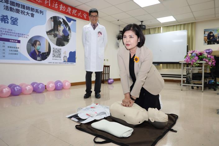 國際護師節前夕，張縣長受邀出席臺大雲林分院舉辦國際護師節系列活動，並參加「C出希望」活動，為民眾做CPR示範。