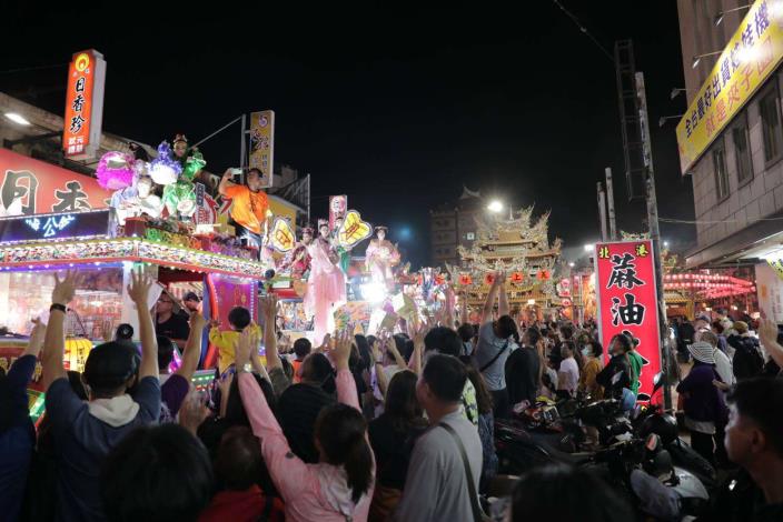 北港「藝閣遊行」是現今台灣唯一保留的特殊傳統文化，吸引大批民眾參與。