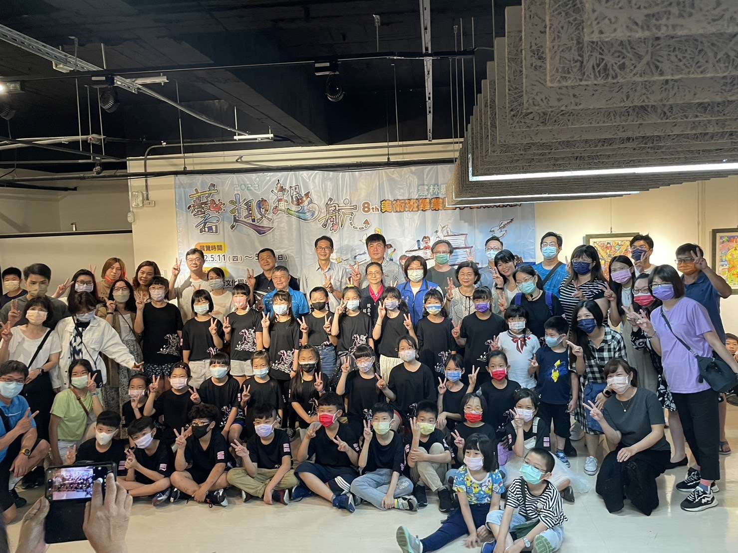 斗六國小112年度第8屆美術班畢業暨學習成果展開幕，吸引不少家長及民眾參與，氣氛熱鬧。