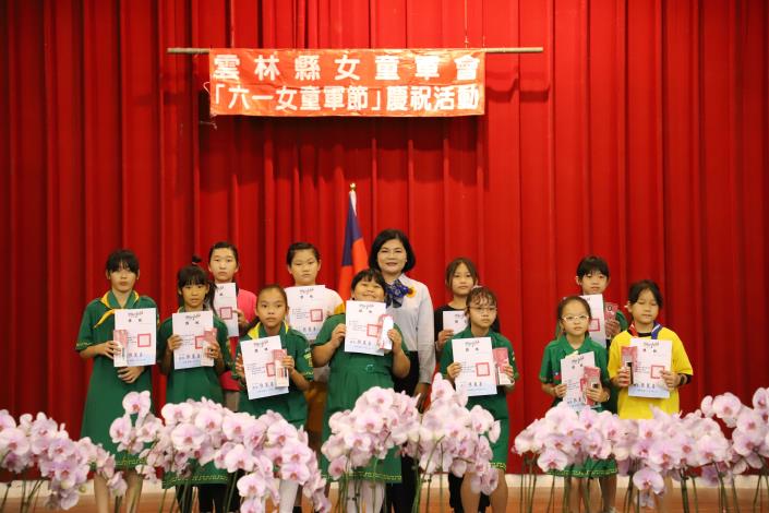 張縣長頒獎表揚11位優秀女童軍。