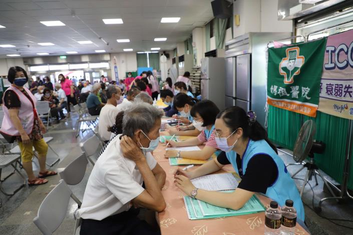 中國醫藥大學北港附設醫院為長輩進行「長者功能評估(ICOPE)」服務。