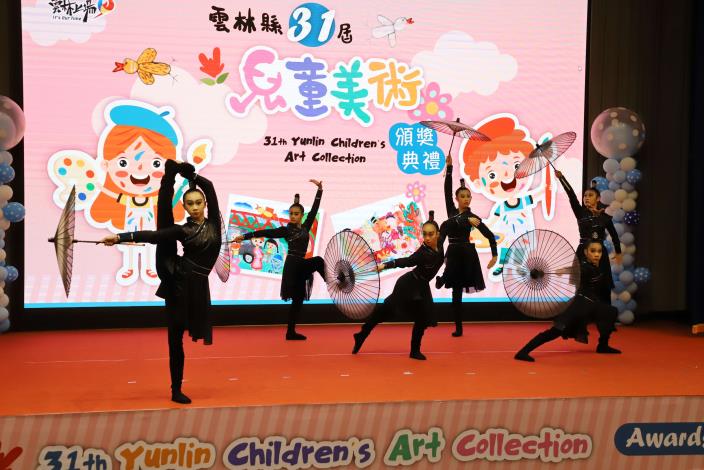 斗六國中舞蹈團上台演出《風蕭疾行蒼林影》作為開場序幕。