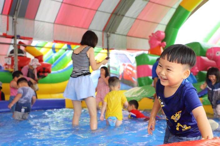 活動現場設置戲水溜滑梯，讓小朋友們可以在這炎炎夏日安全快樂玩水.JPG