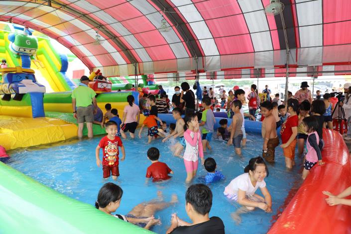 許多小朋友在戲水區中安全快樂玩水，讓歡樂與笑聲充滿整場活動.JPG