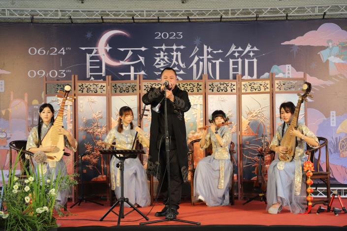 今天開幕式由雲林縣鳳鳴齋國樂團以下鄉巡演為演出型態，展現國樂傳統樂器特色。