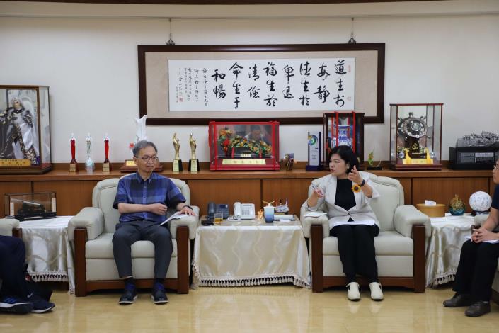 衛服部長薛瑞元與縣長張麗善討論登革熱防治工作。
