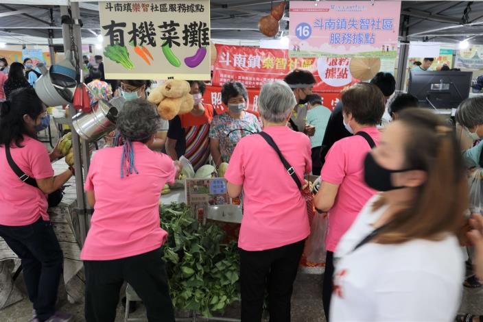 斗南鎮樂智社區服務據點有機菜攤，吸引婆婆媽媽們上門光顧
