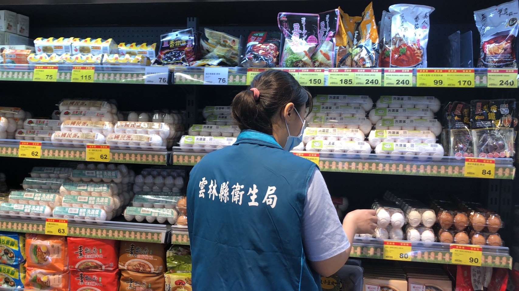 雲林縣衛生局人員假日持續稽查零售通路蛋品，守護民眾食品安全。