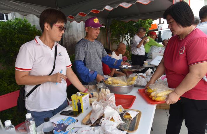 今日元長鄉湖內社區產業活化活動，推廣在地特產玉米-烤玉米 水煮玉米飽滿香甜 令人垂涎