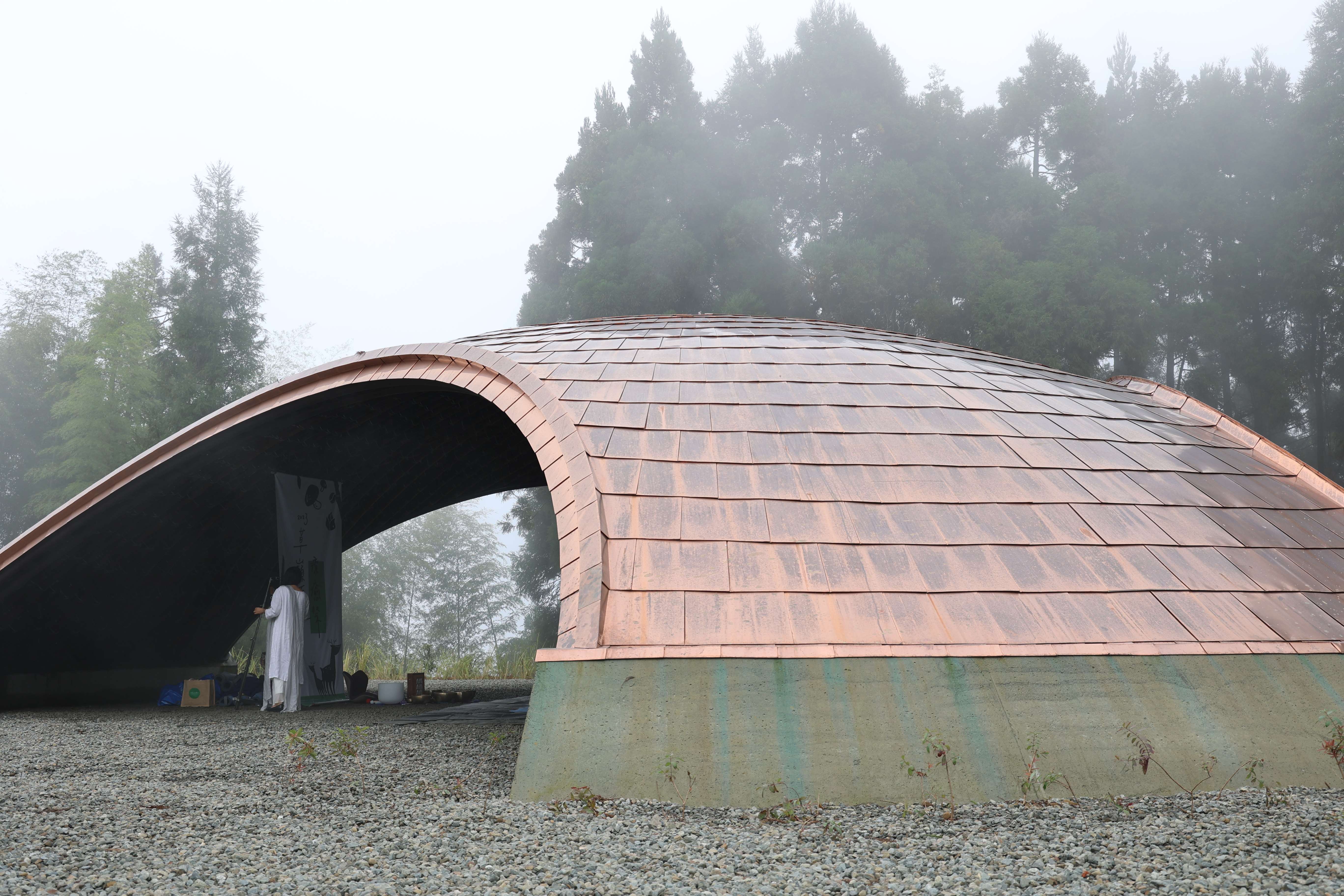 本園區主要停留點之「竹林生活教室」，使用竹材建構一跨距18公尺之穹頂竹棚，棚頂採用耐候又典雅的銅為材料