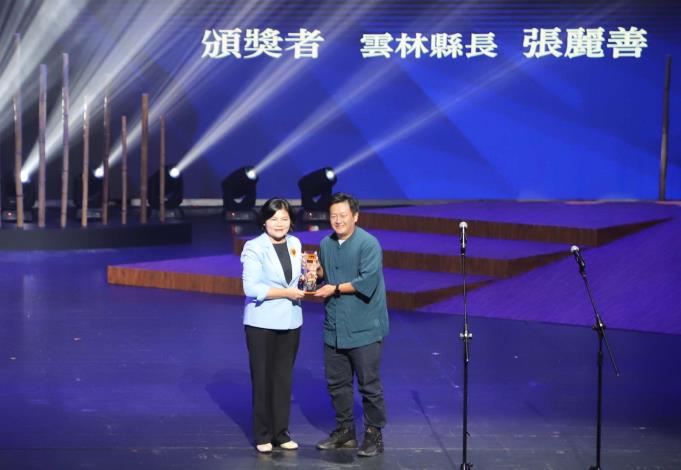 縣長張麗善擔任最佳表演團體獎。