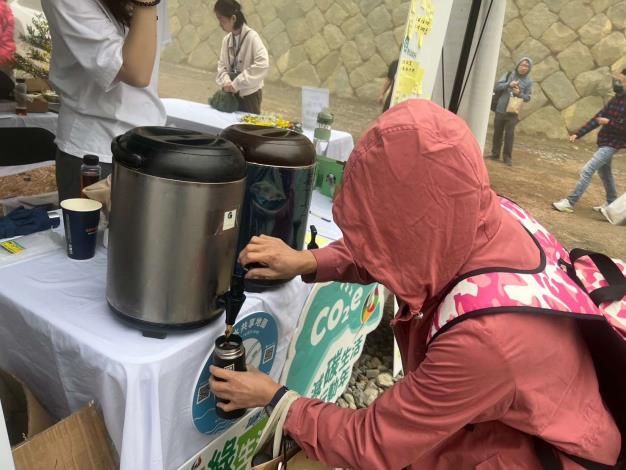 奉茶站鼓勵民眾自備環保杯喝在地好茶