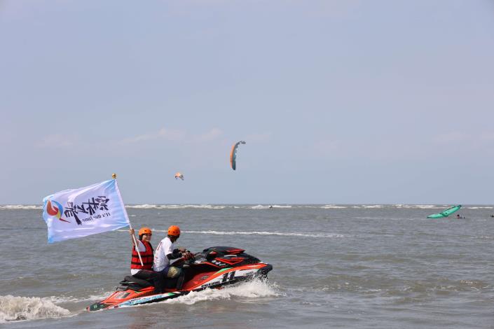 賽前張縣長搭乘水上摩托車，為來自國內外風箏衝浪選手們加油打氣