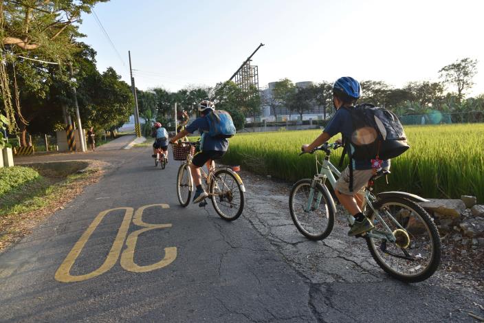 該道路上下學(班)時段車輛流量高，狹窄而破損的路面確實有安全疑慮