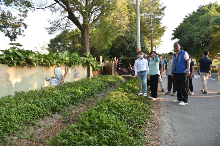 老舊土溝佔據路寬，影響民眾行車及孩童用路安全