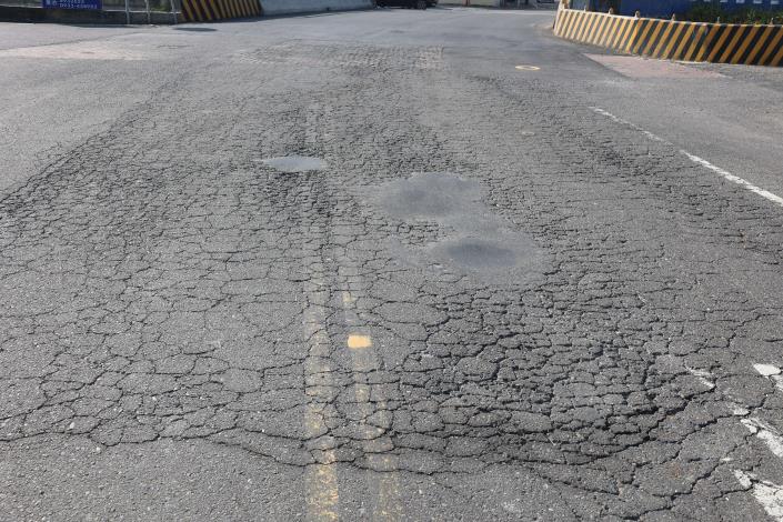 麥寮鄉雲1-5線道路為連接雲1線豐安路重要聯絡道，因鋪面長年未改善更新造成道路坑洞、路面龜裂功能不彰，影響民眾出入通行不便。