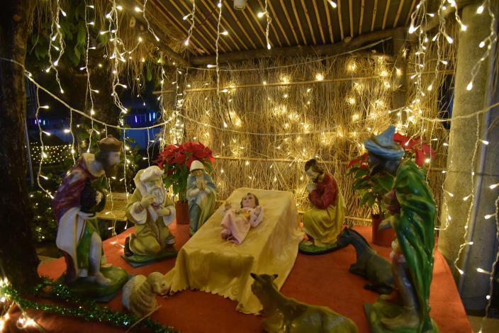 耶穌誕生裝置藝術  佈置上五彩耶誕燈泡  散發濃濃的聖誕氣氛