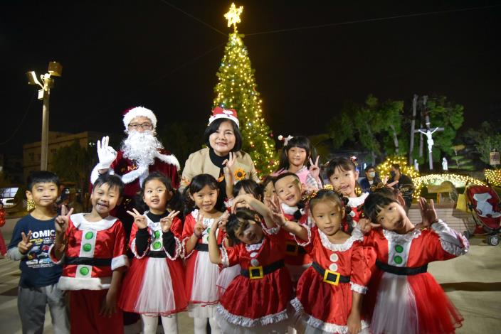 莿桐饒平天主堂聖誕點燈  張縣長與社區小朋友們在聖誕樹前分享聖誕喜悅