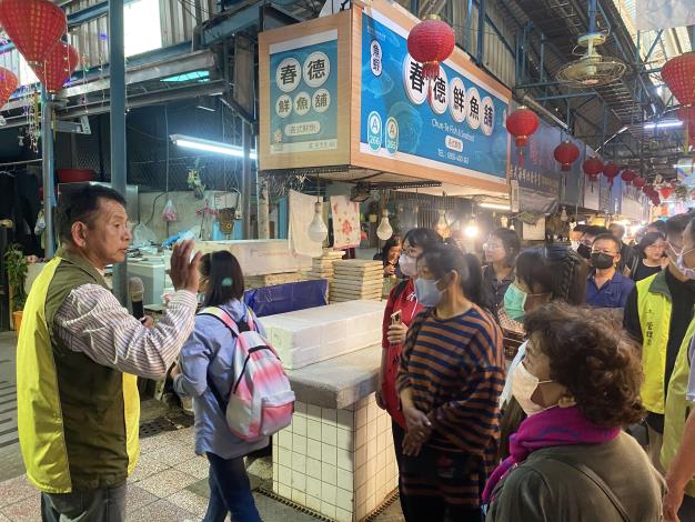 台南東菜市自治會長細心向雲林縣攤商講解轉型經驗