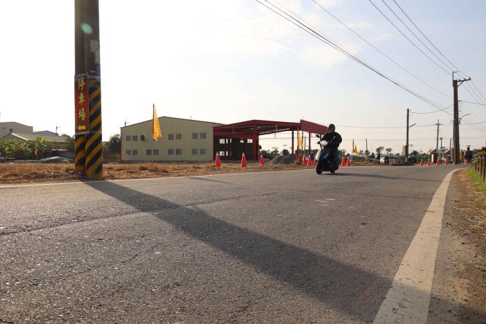 斗南鎮雲82線路面改善工程，連同烏瓦磘紅壇週邊將近200公尺道路、塊狀護欄一併善